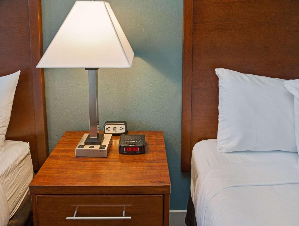 Econo Lodge Inn & Suites Kelowna Ngoại thất bức ảnh