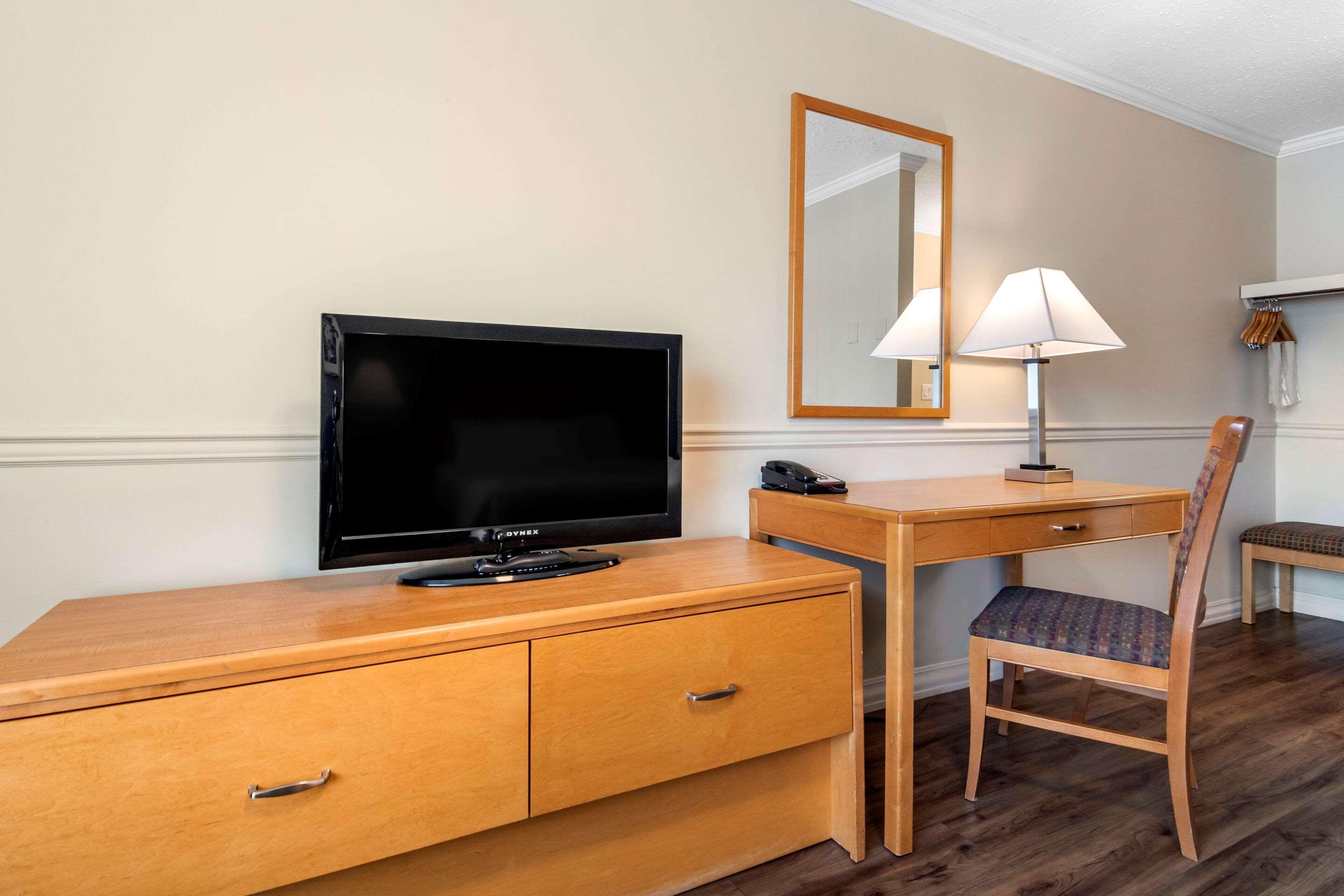 Econo Lodge Inn & Suites Kelowna Ngoại thất bức ảnh