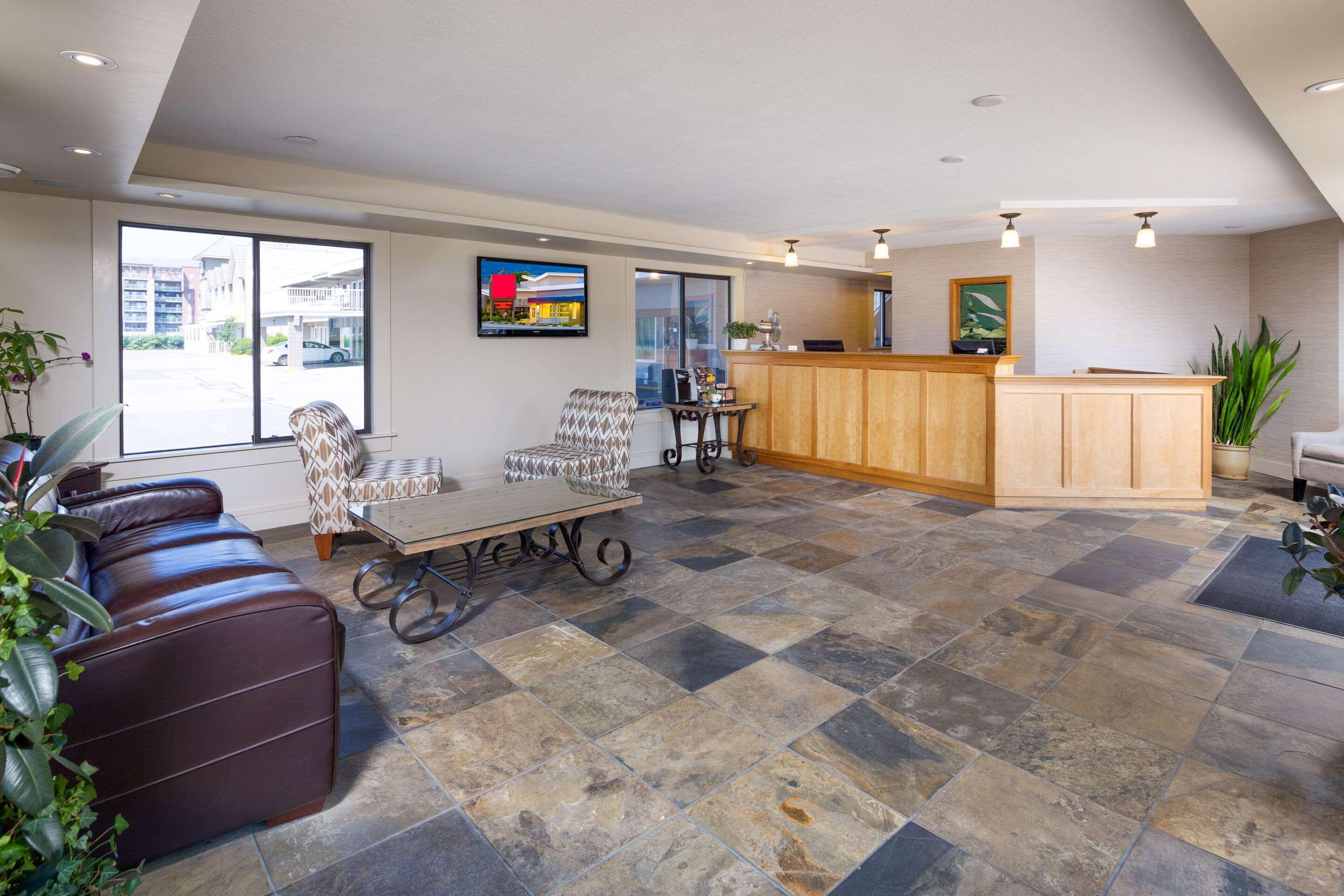 Econo Lodge Inn & Suites Kelowna Ngoại thất bức ảnh
