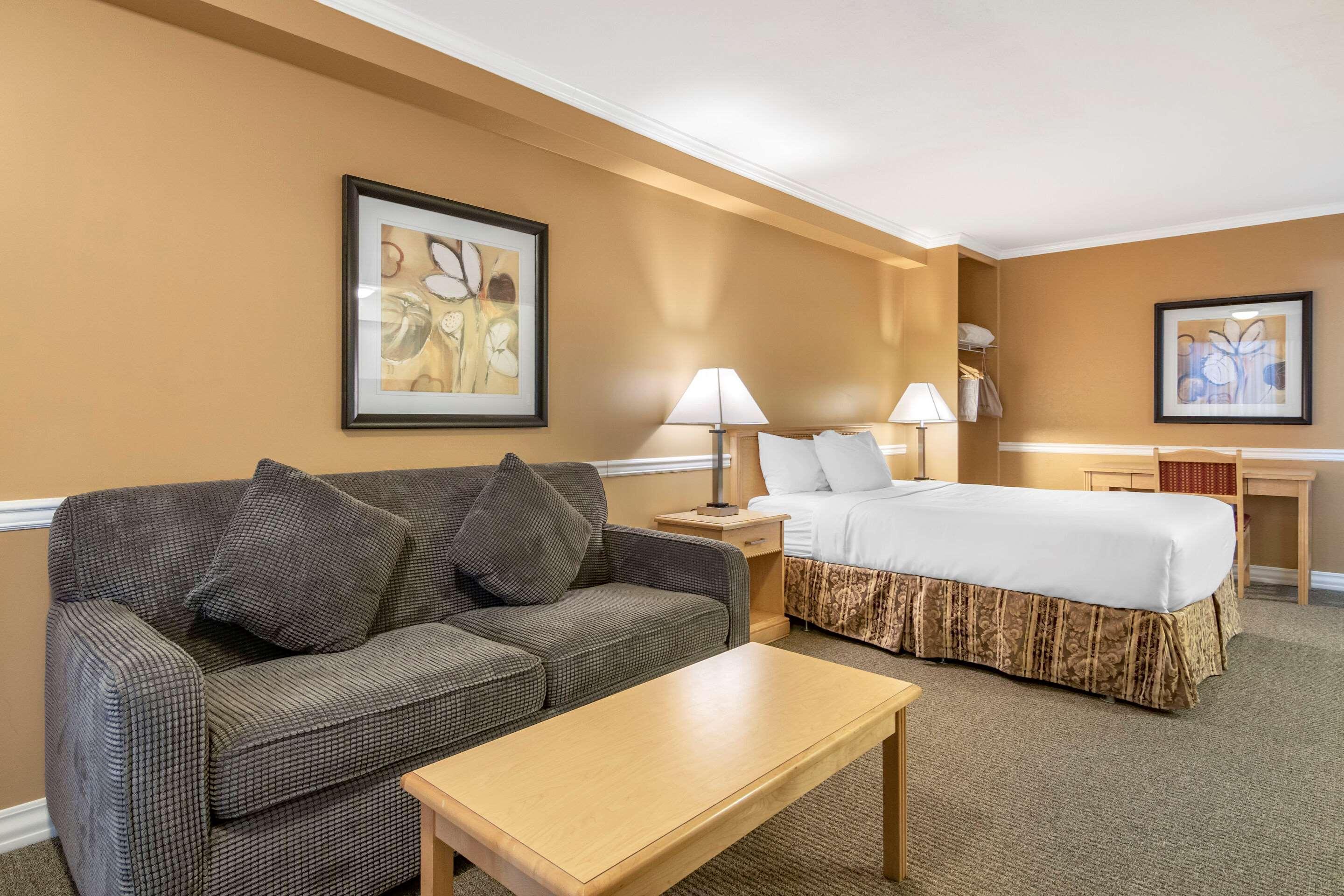Econo Lodge Inn & Suites Kelowna Ngoại thất bức ảnh