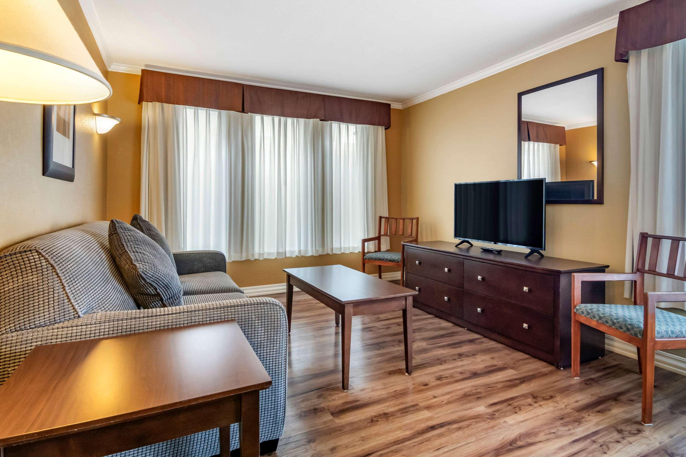 Econo Lodge Inn & Suites Kelowna Ngoại thất bức ảnh