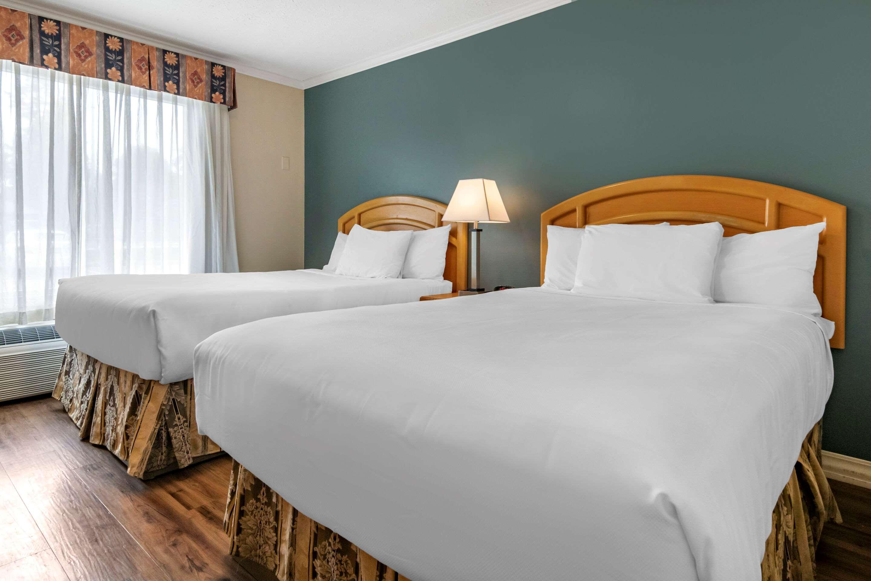 Econo Lodge Inn & Suites Kelowna Ngoại thất bức ảnh