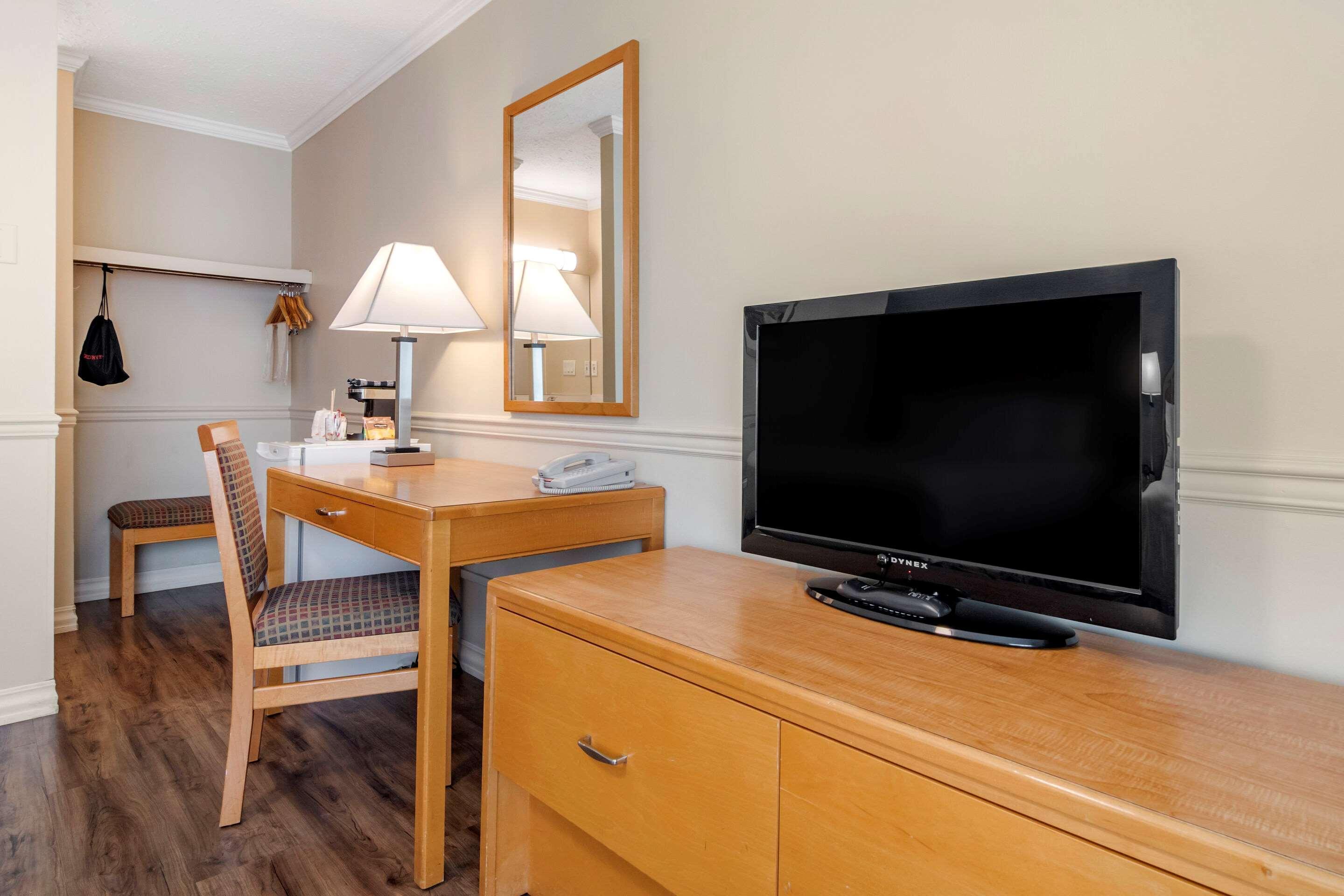 Econo Lodge Inn & Suites Kelowna Ngoại thất bức ảnh