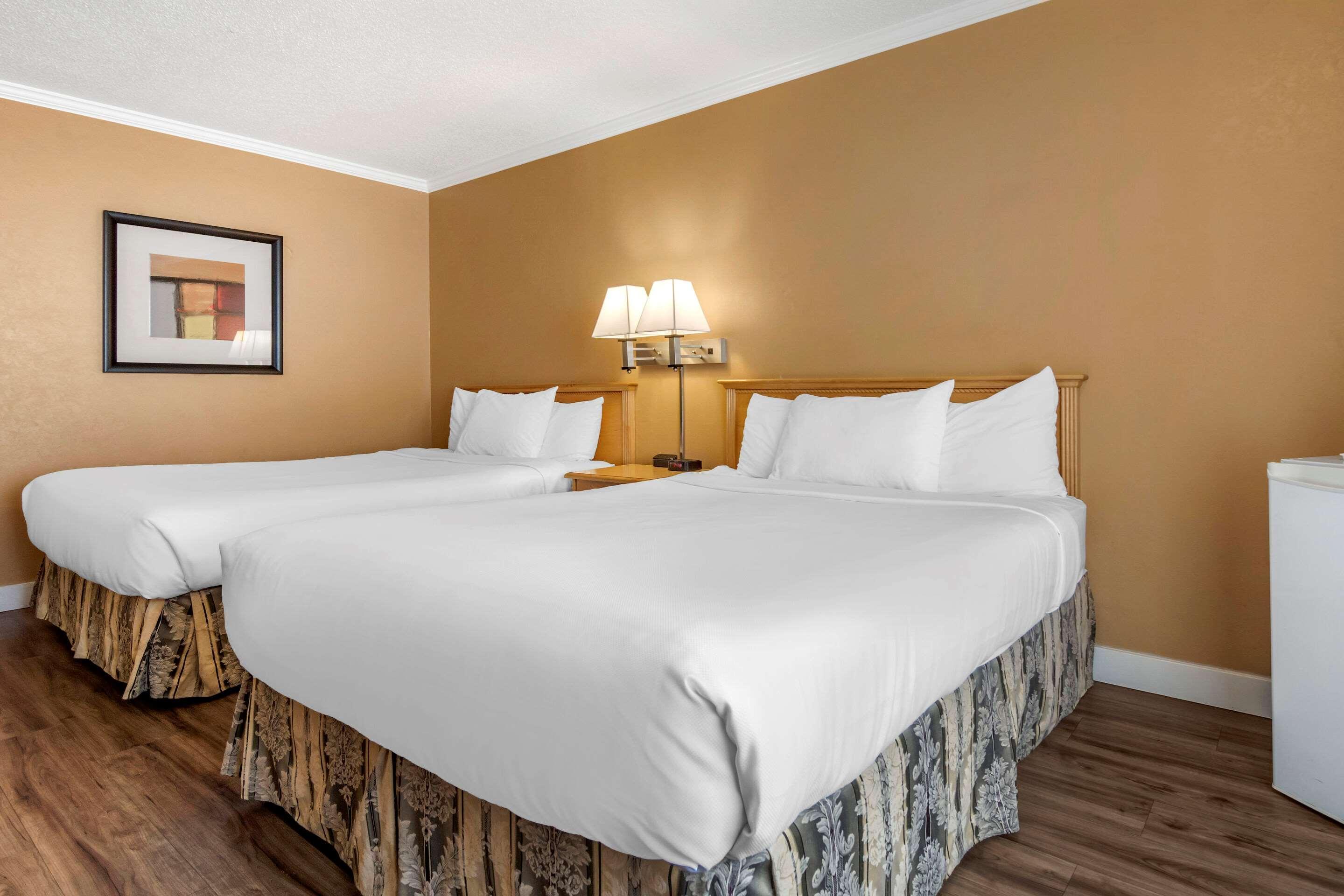 Econo Lodge Inn & Suites Kelowna Ngoại thất bức ảnh