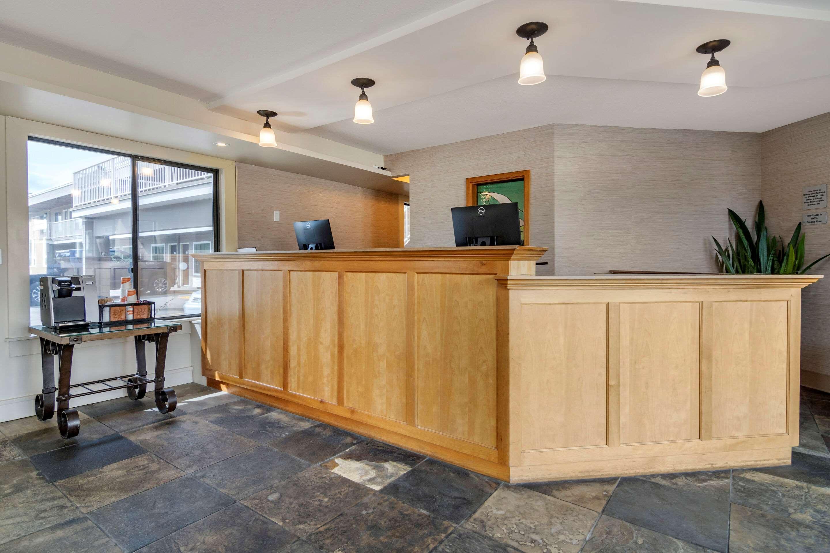 Econo Lodge Inn & Suites Kelowna Ngoại thất bức ảnh