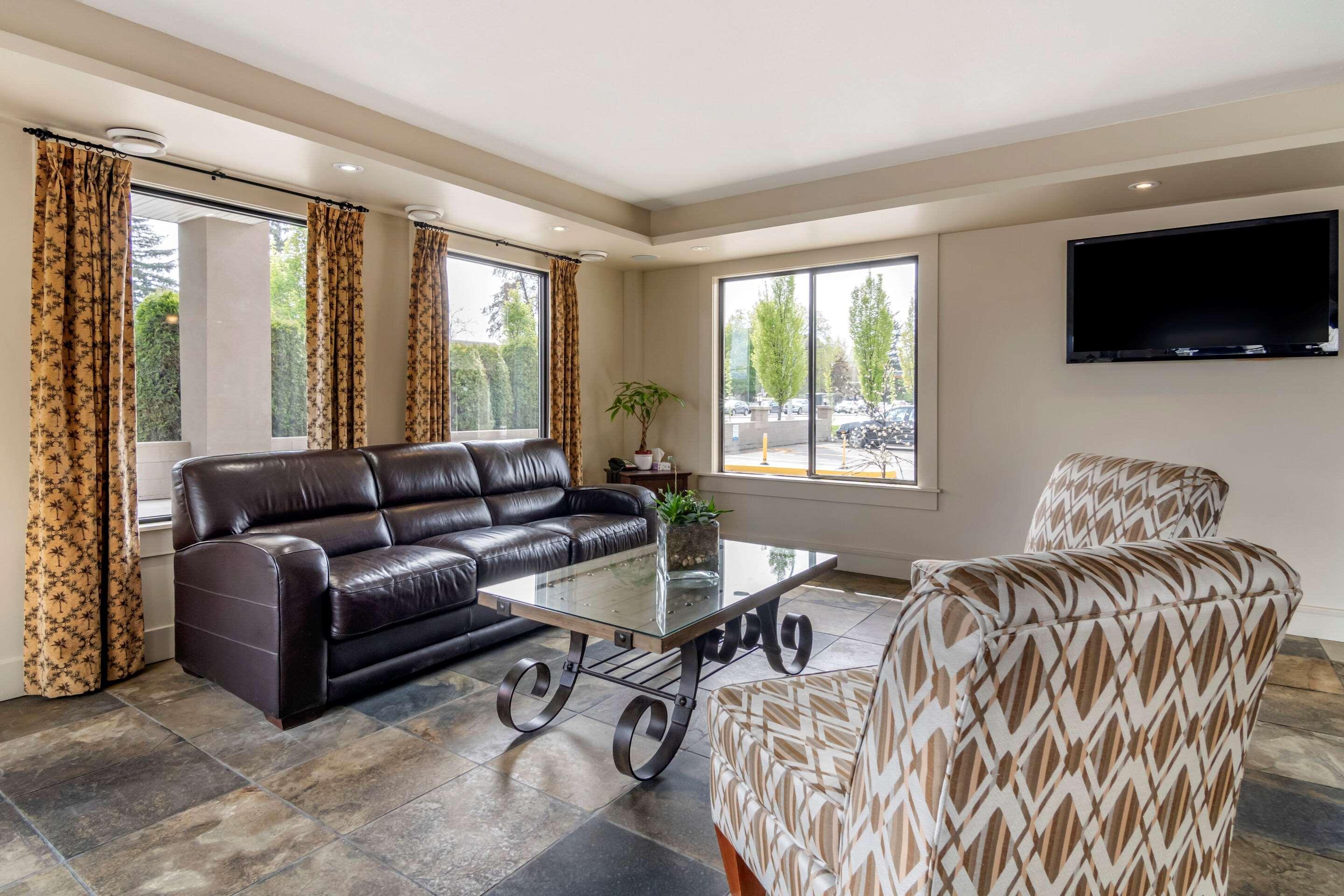 Econo Lodge Inn & Suites Kelowna Ngoại thất bức ảnh
