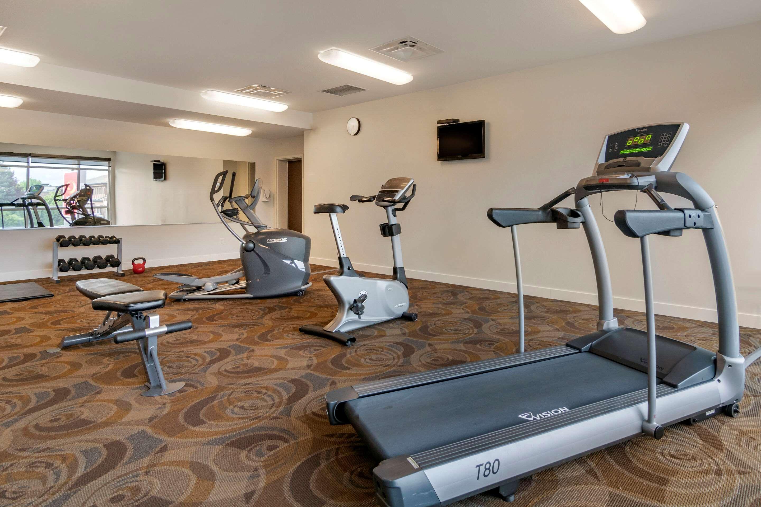 Econo Lodge Inn & Suites Kelowna Ngoại thất bức ảnh