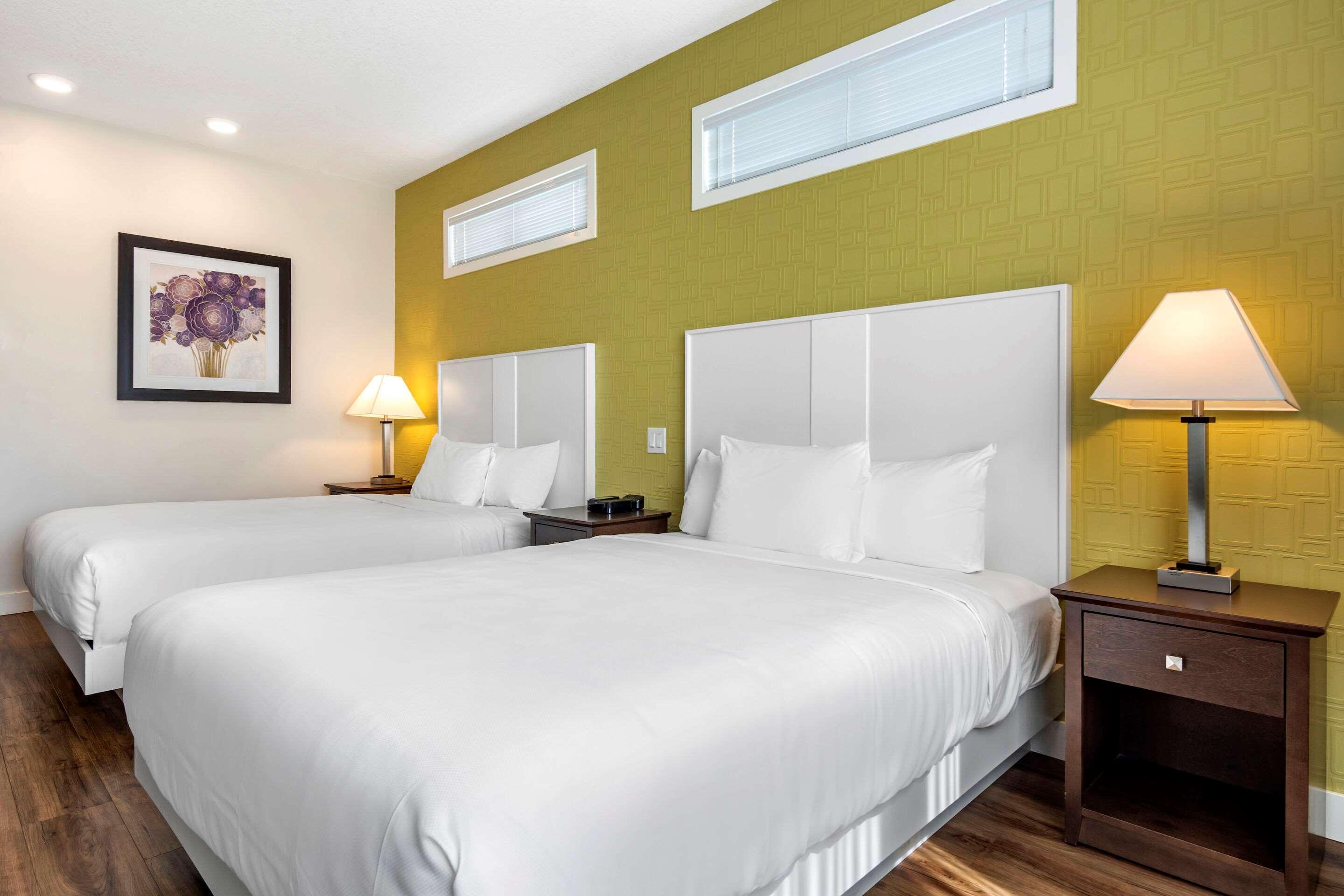 Econo Lodge Inn & Suites Kelowna Ngoại thất bức ảnh