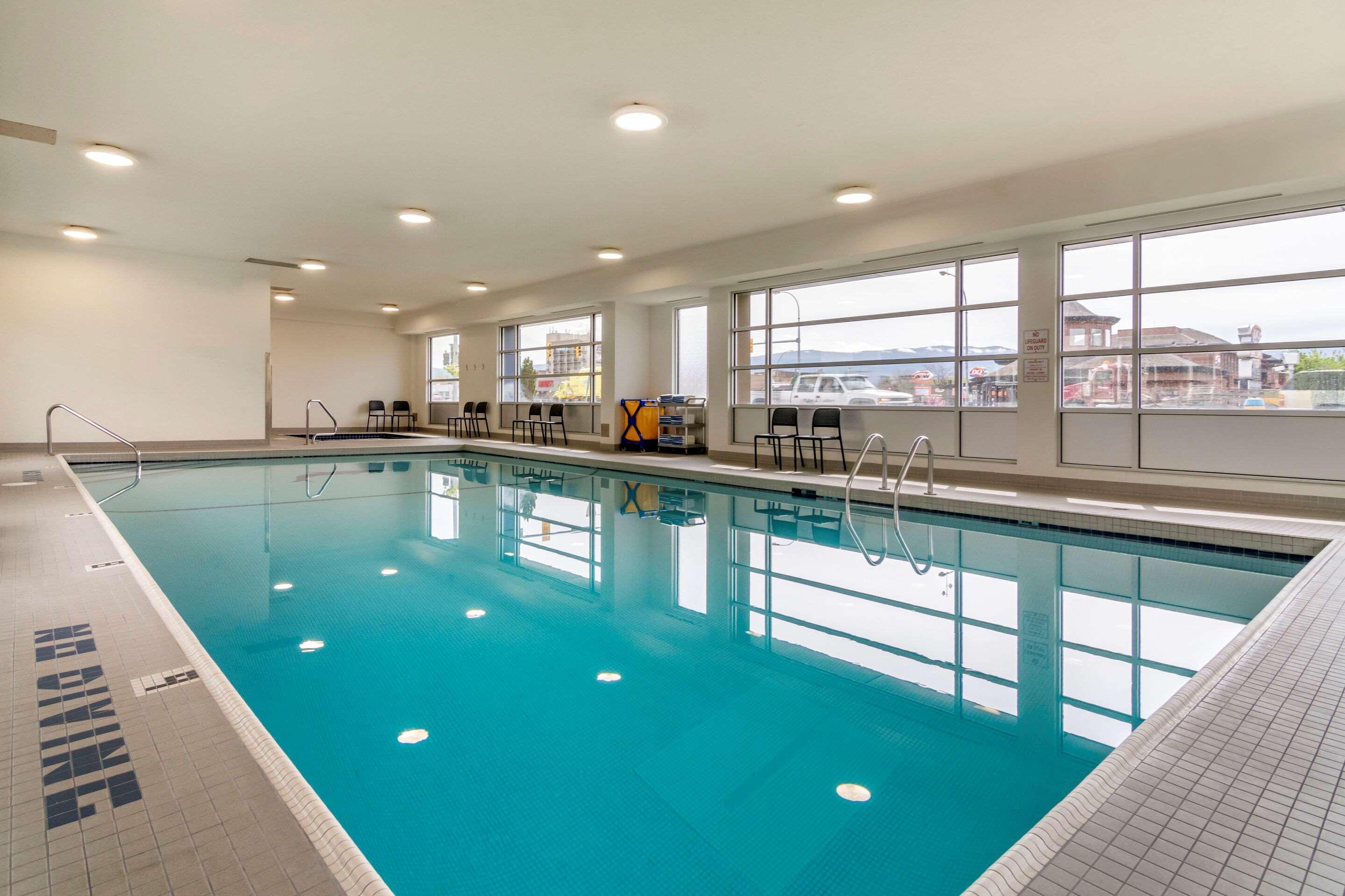 Econo Lodge Inn & Suites Kelowna Ngoại thất bức ảnh