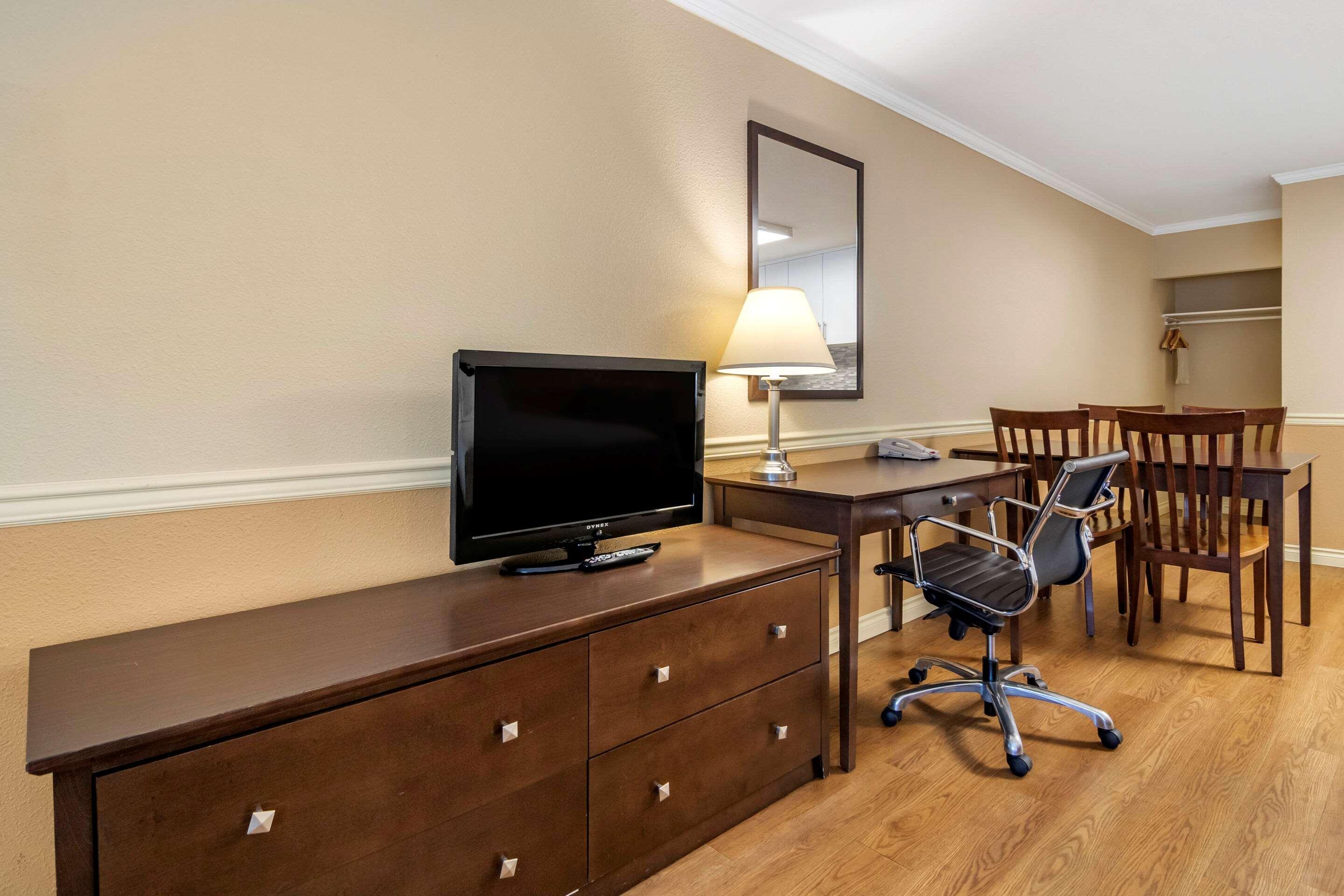 Econo Lodge Inn & Suites Kelowna Ngoại thất bức ảnh