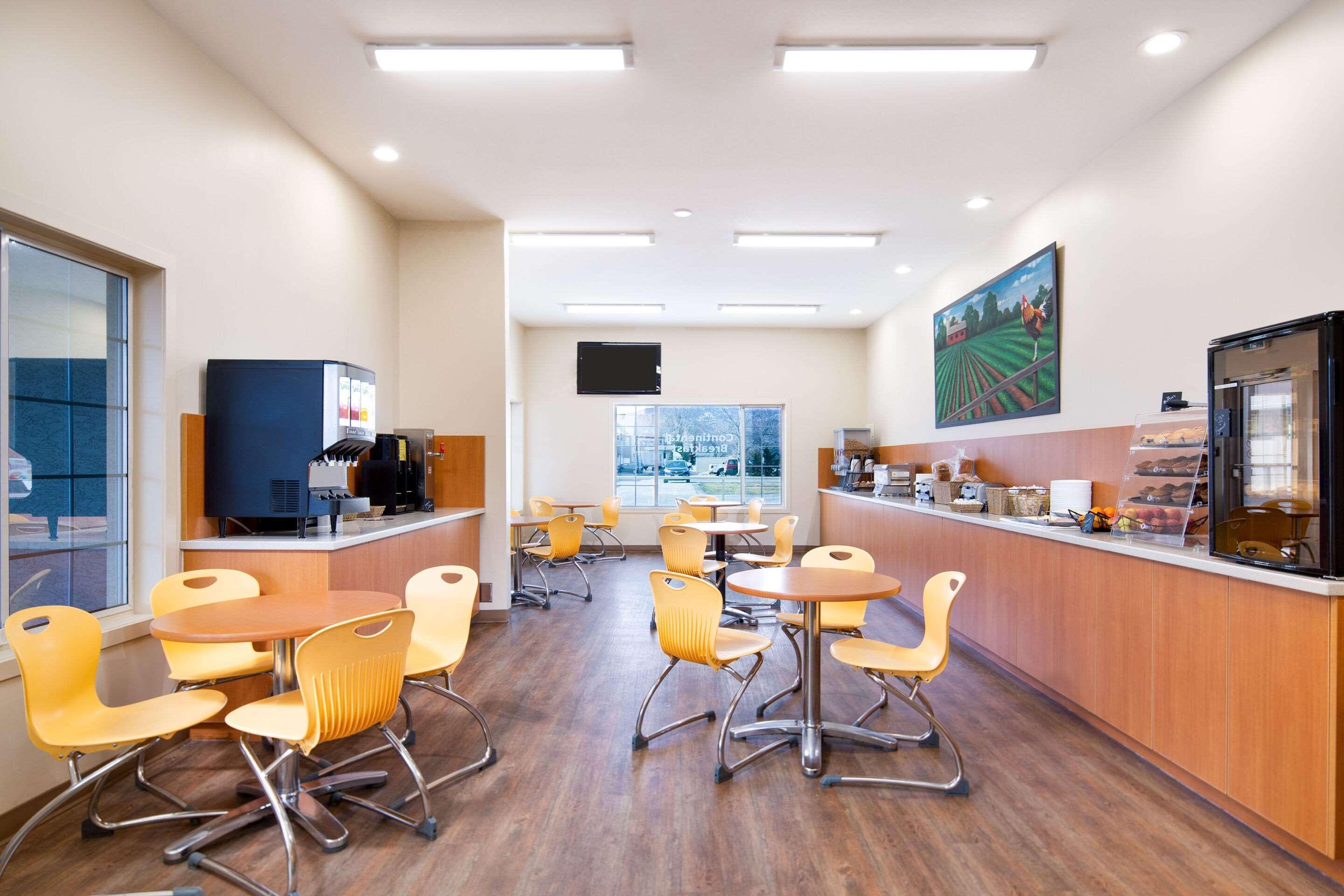 Econo Lodge Inn & Suites Kelowna Ngoại thất bức ảnh