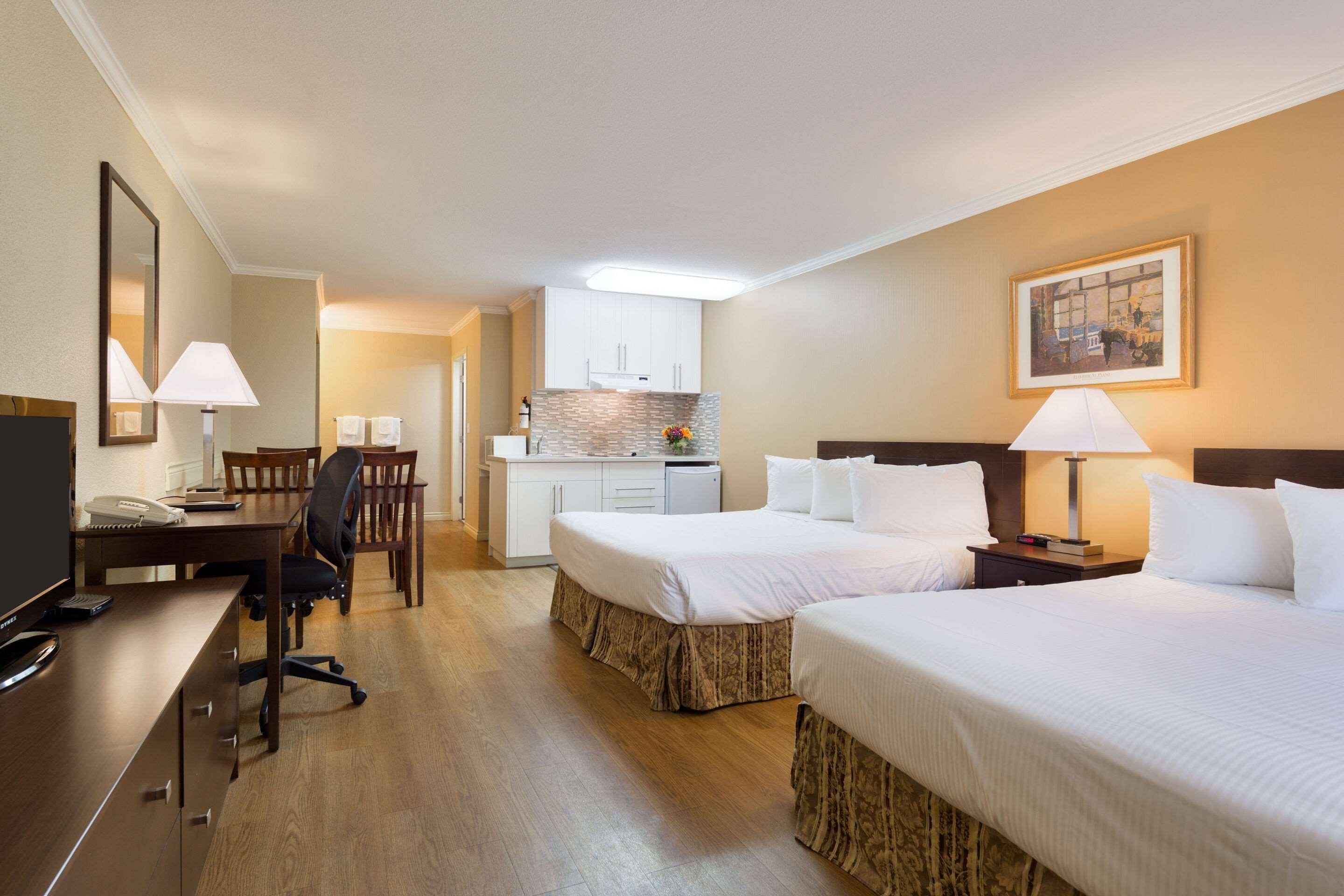 Econo Lodge Inn & Suites Kelowna Ngoại thất bức ảnh