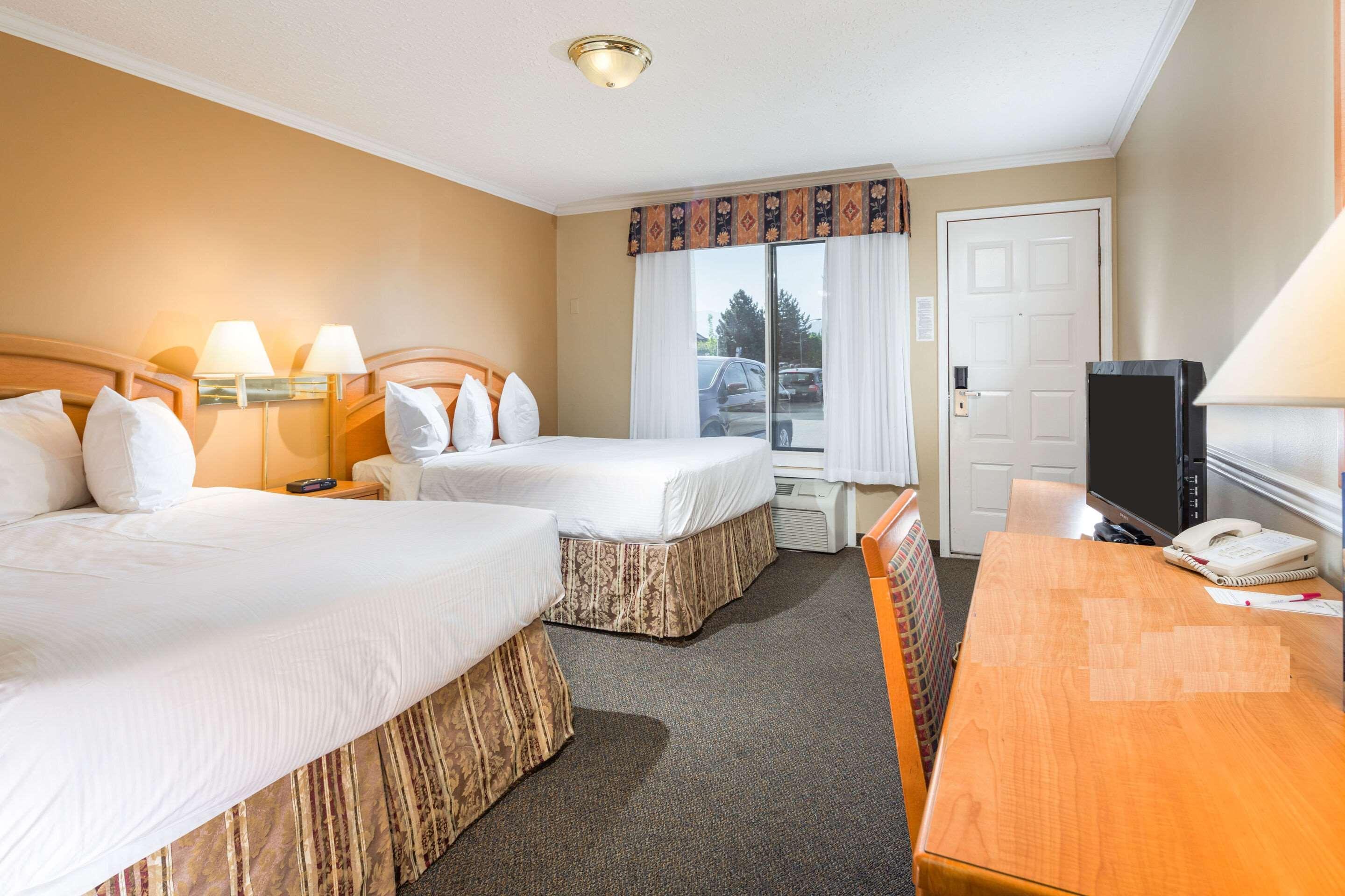 Econo Lodge Inn & Suites Kelowna Ngoại thất bức ảnh