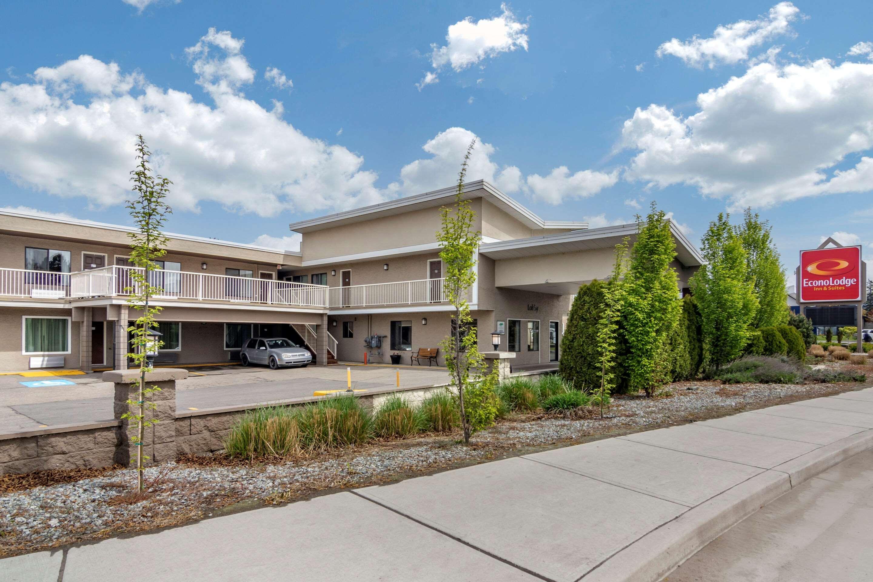 Econo Lodge Inn & Suites Kelowna Ngoại thất bức ảnh