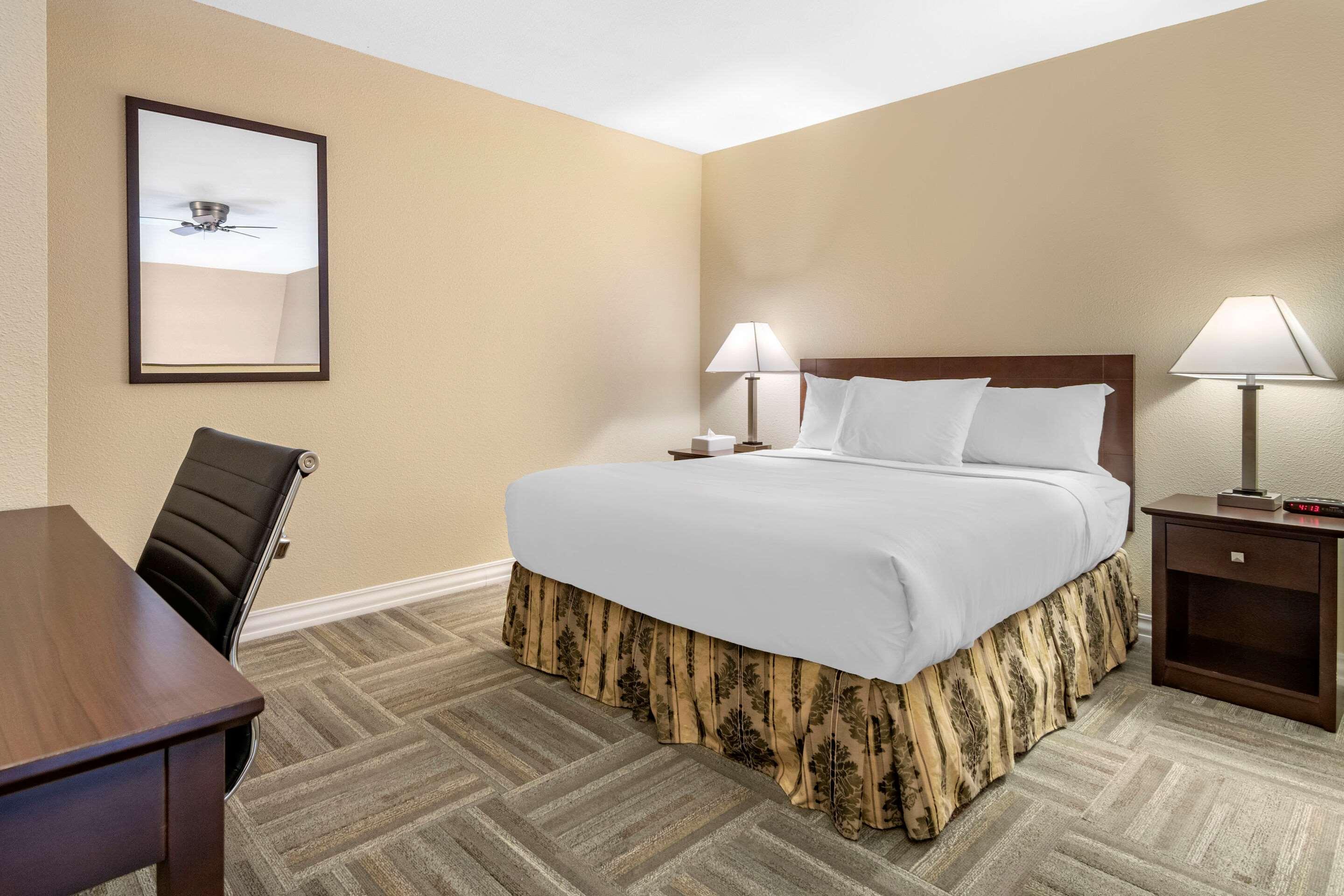 Econo Lodge Inn & Suites Kelowna Ngoại thất bức ảnh