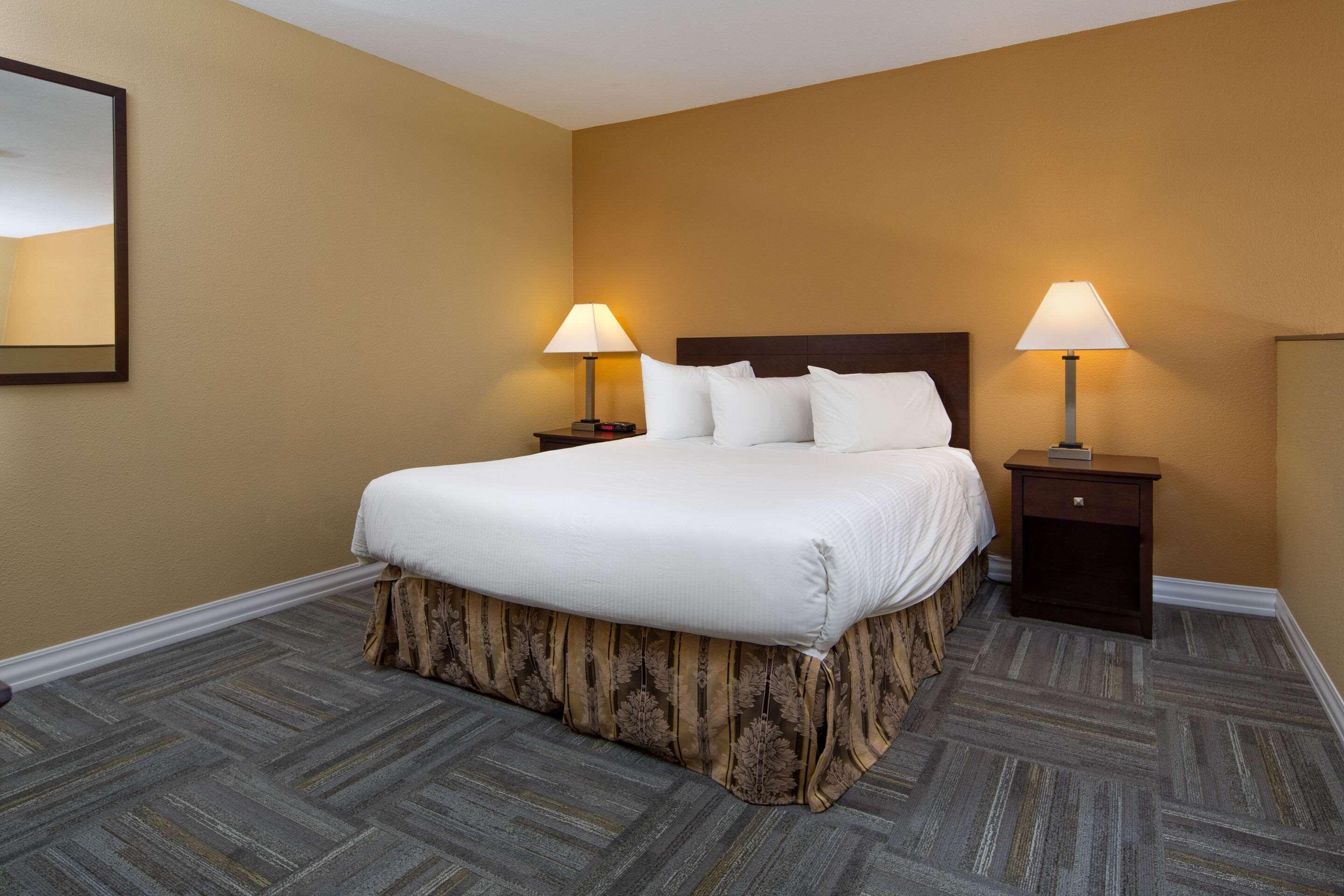 Econo Lodge Inn & Suites Kelowna Ngoại thất bức ảnh