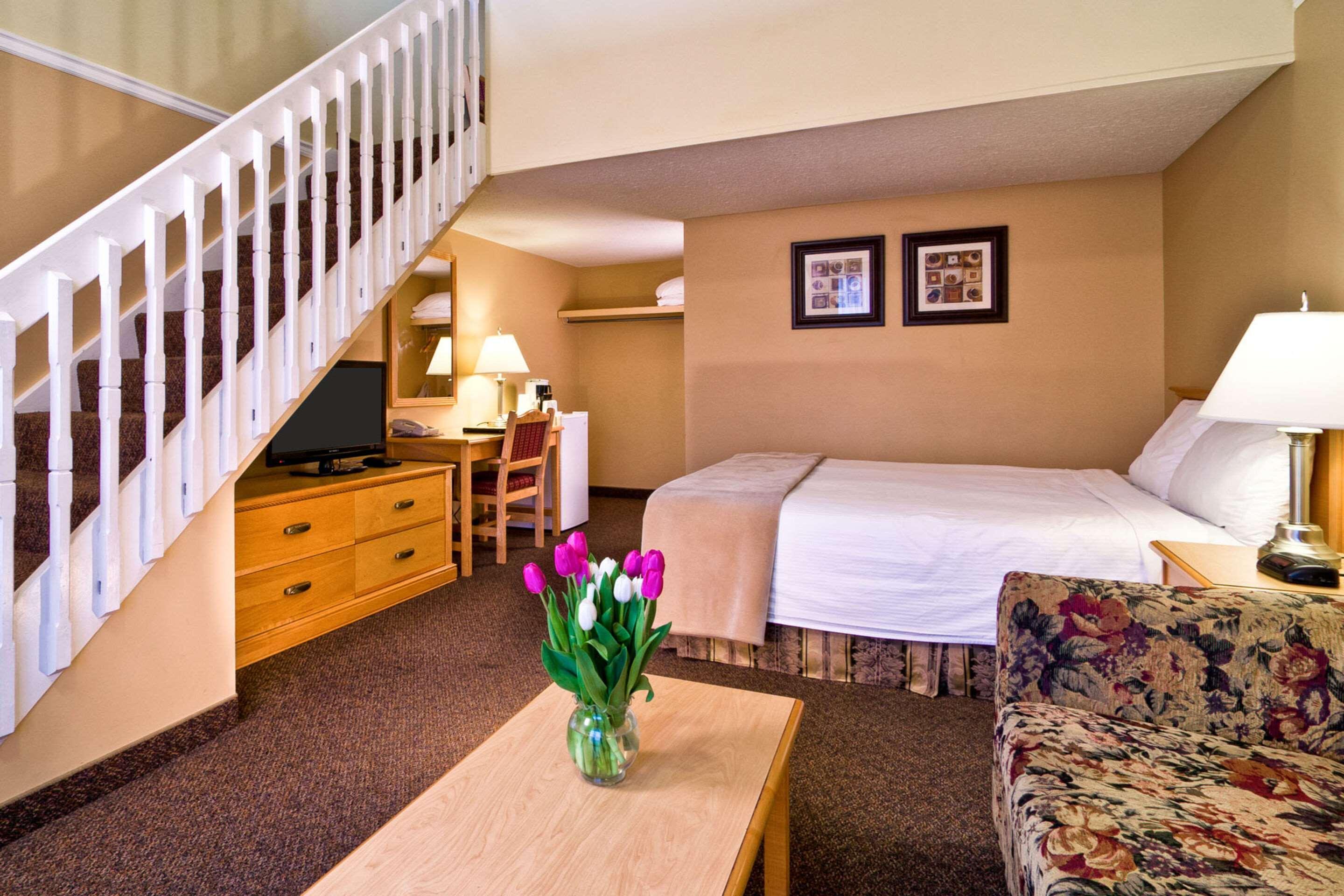 Econo Lodge Inn & Suites Kelowna Ngoại thất bức ảnh