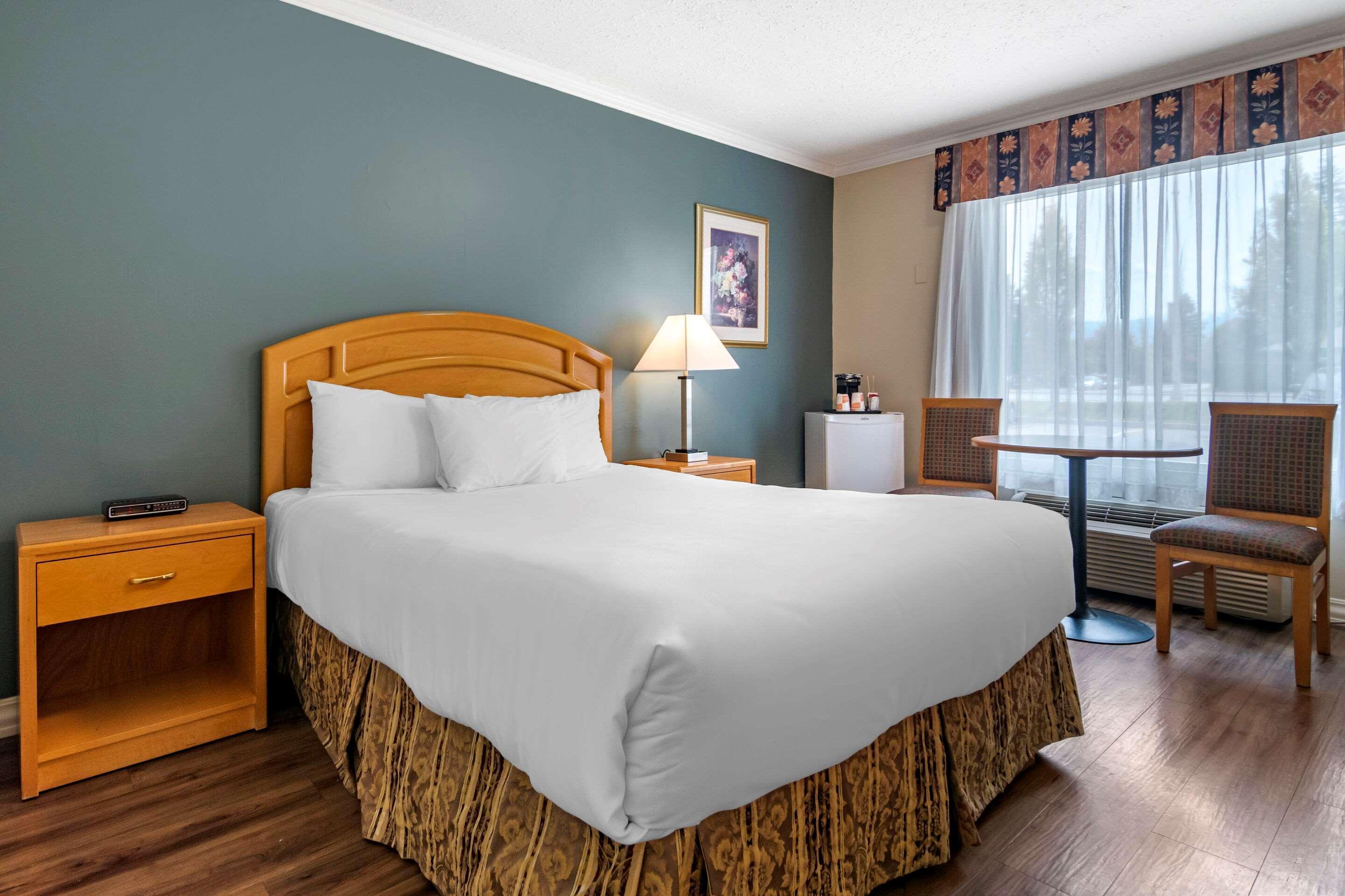 Econo Lodge Inn & Suites Kelowna Ngoại thất bức ảnh