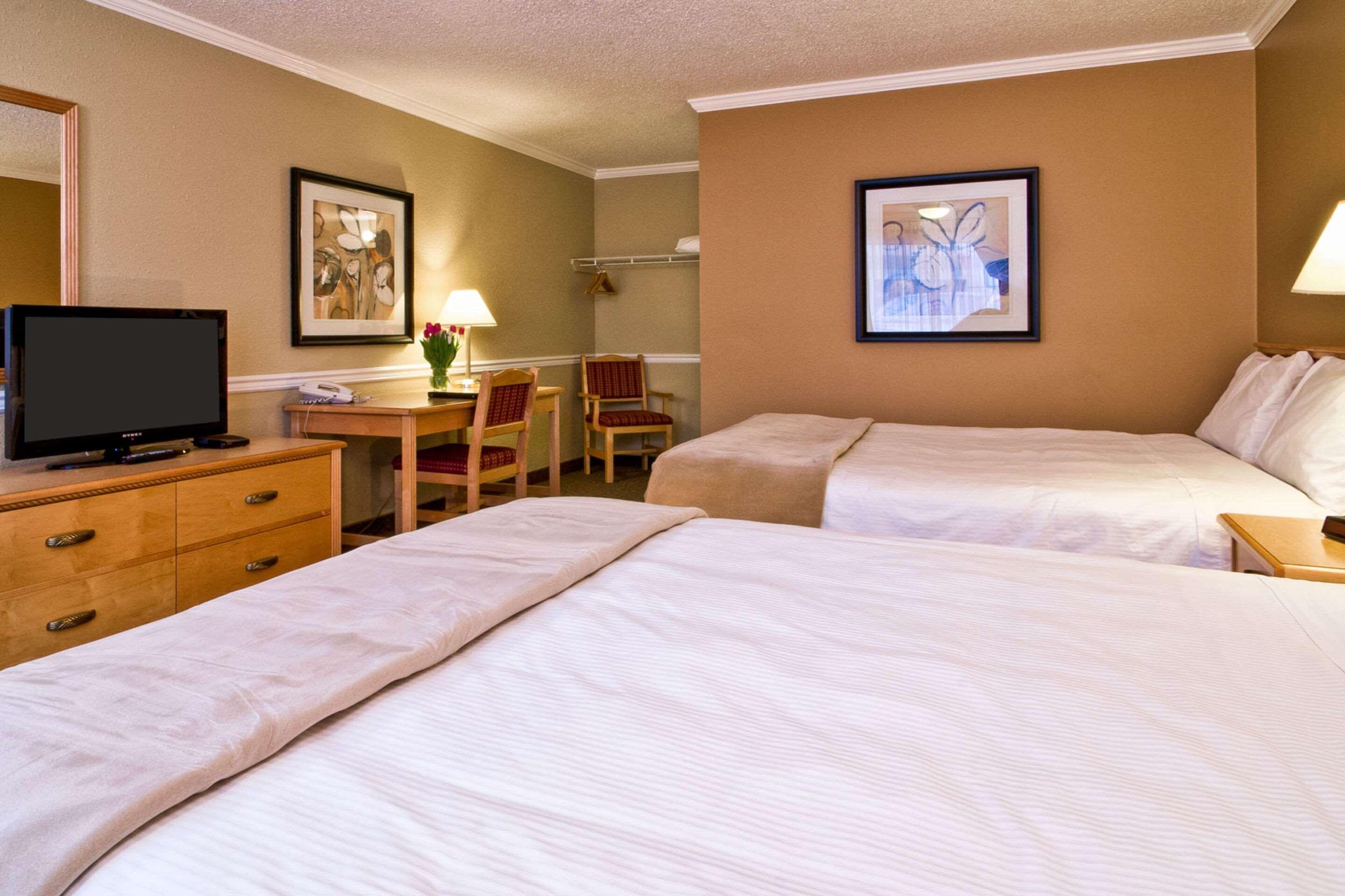 Econo Lodge Inn & Suites Kelowna Ngoại thất bức ảnh