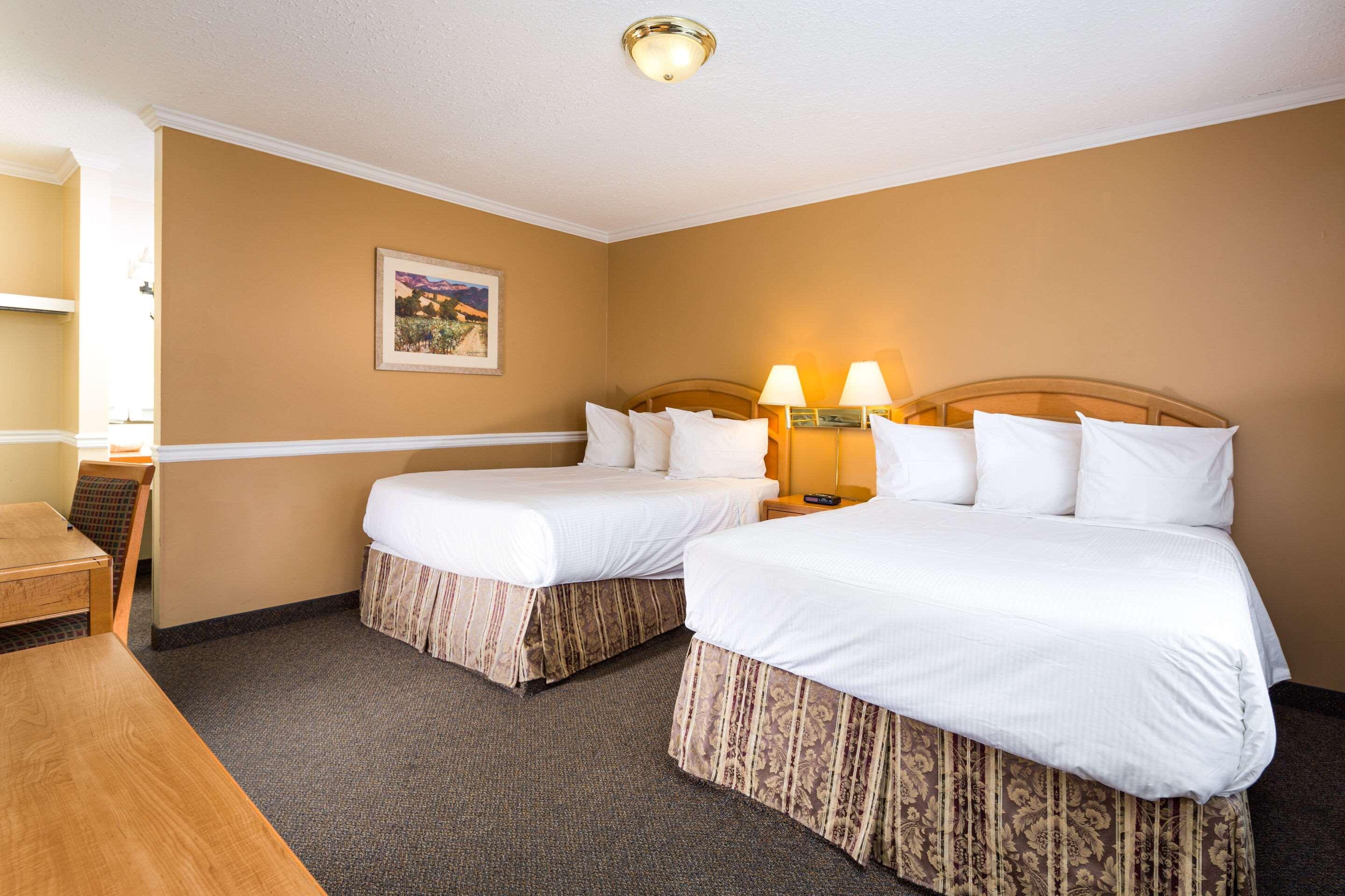 Econo Lodge Inn & Suites Kelowna Ngoại thất bức ảnh