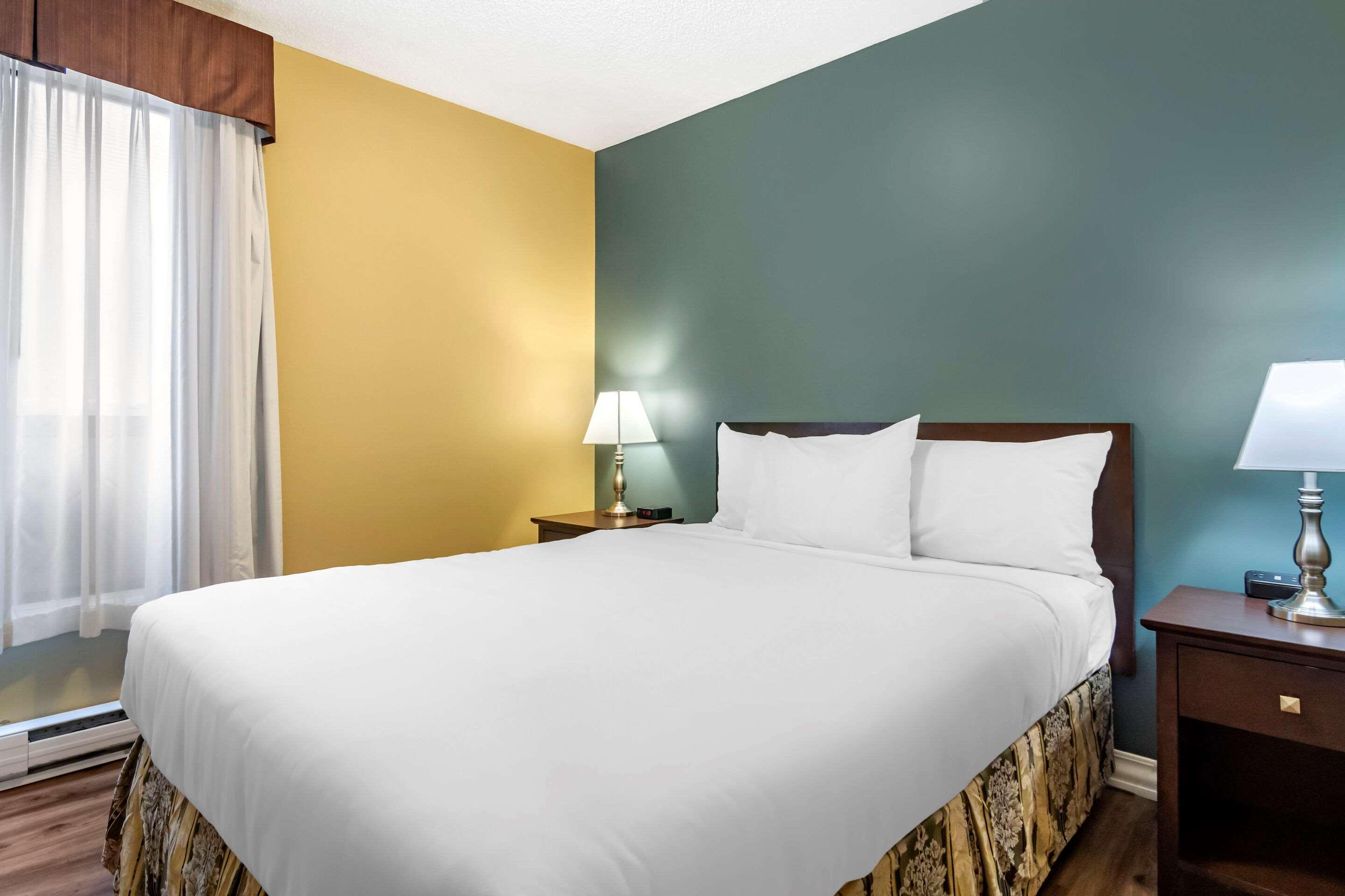 Econo Lodge Inn & Suites Kelowna Ngoại thất bức ảnh