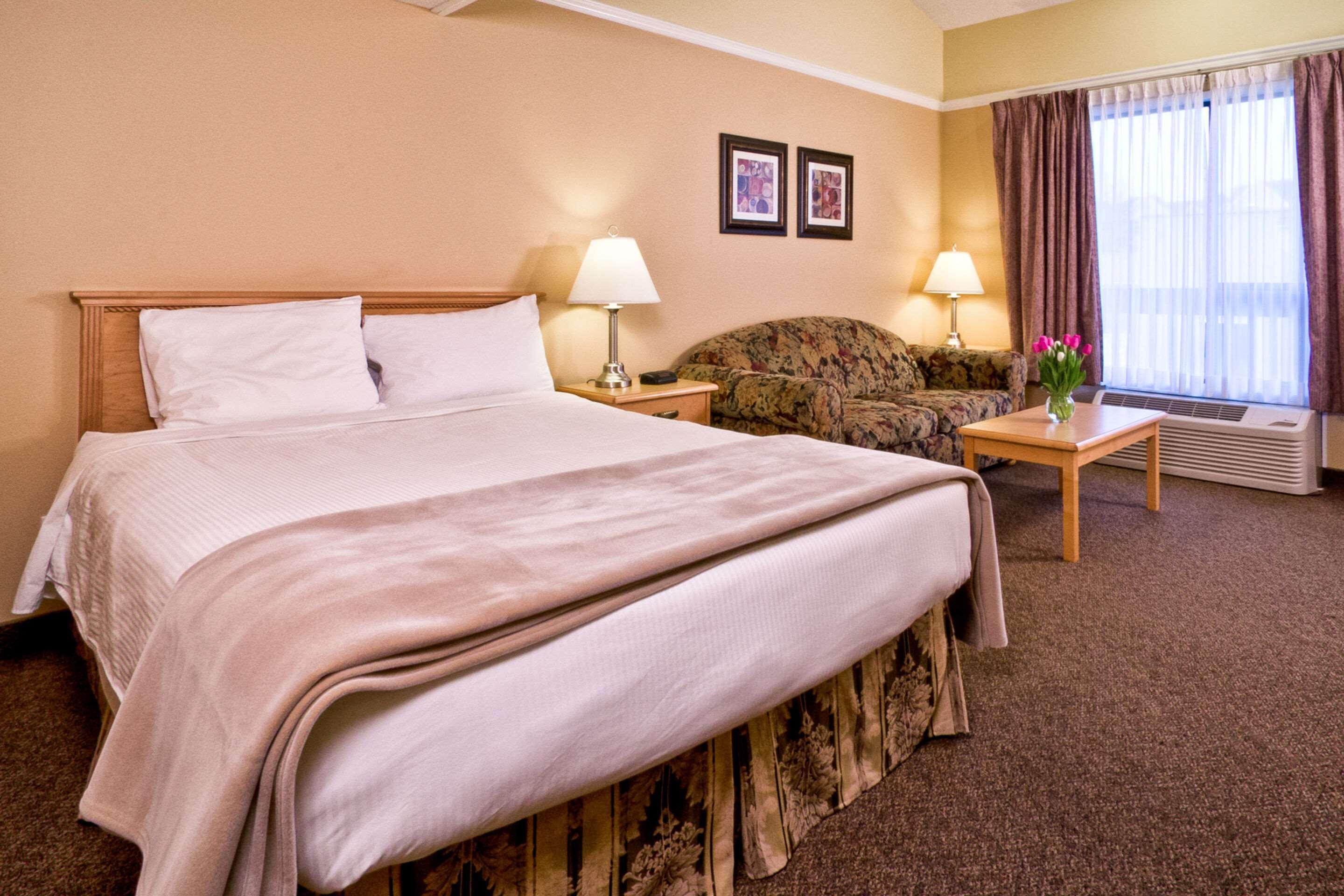 Econo Lodge Inn & Suites Kelowna Ngoại thất bức ảnh
