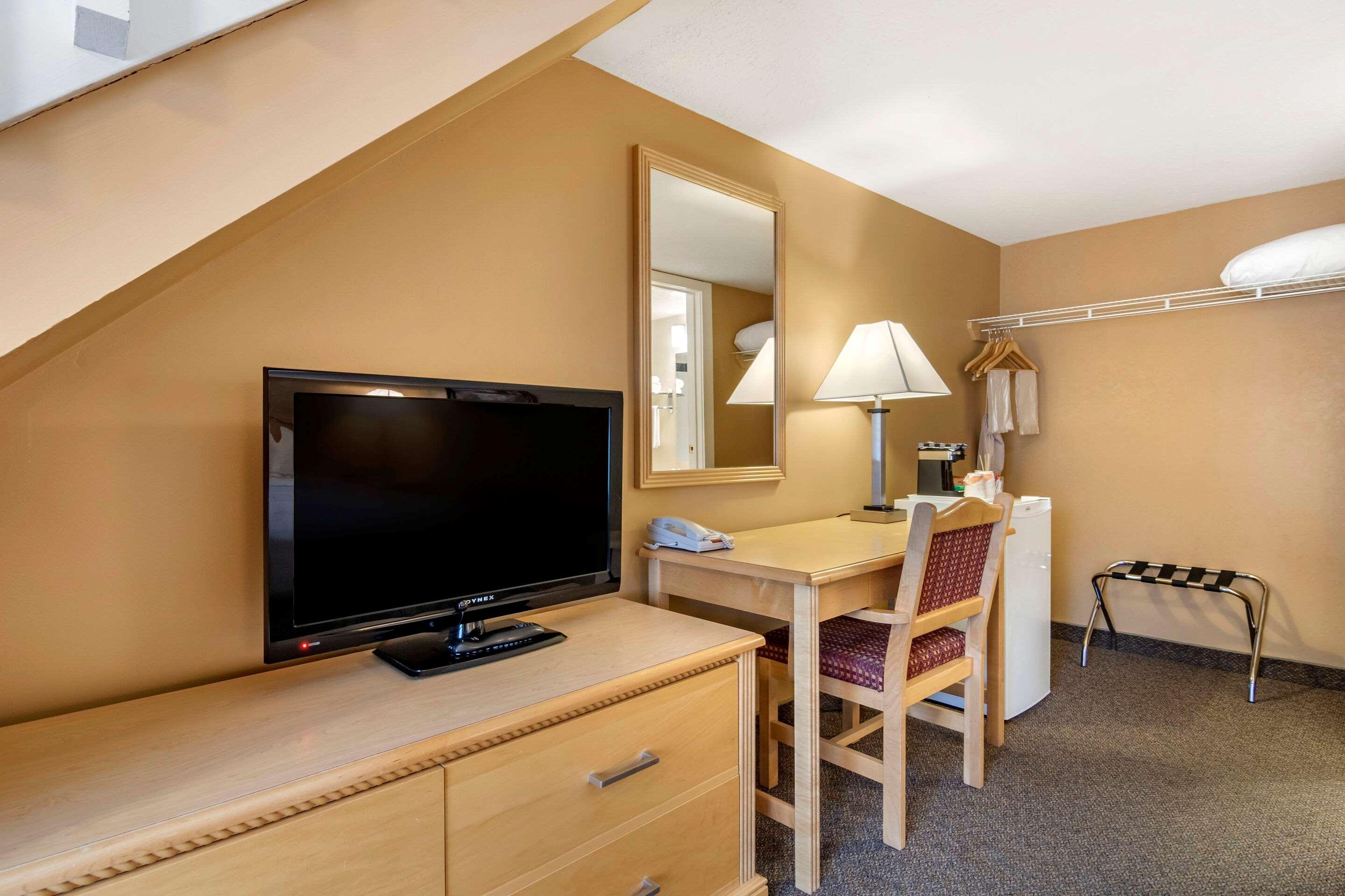 Econo Lodge Inn & Suites Kelowna Ngoại thất bức ảnh