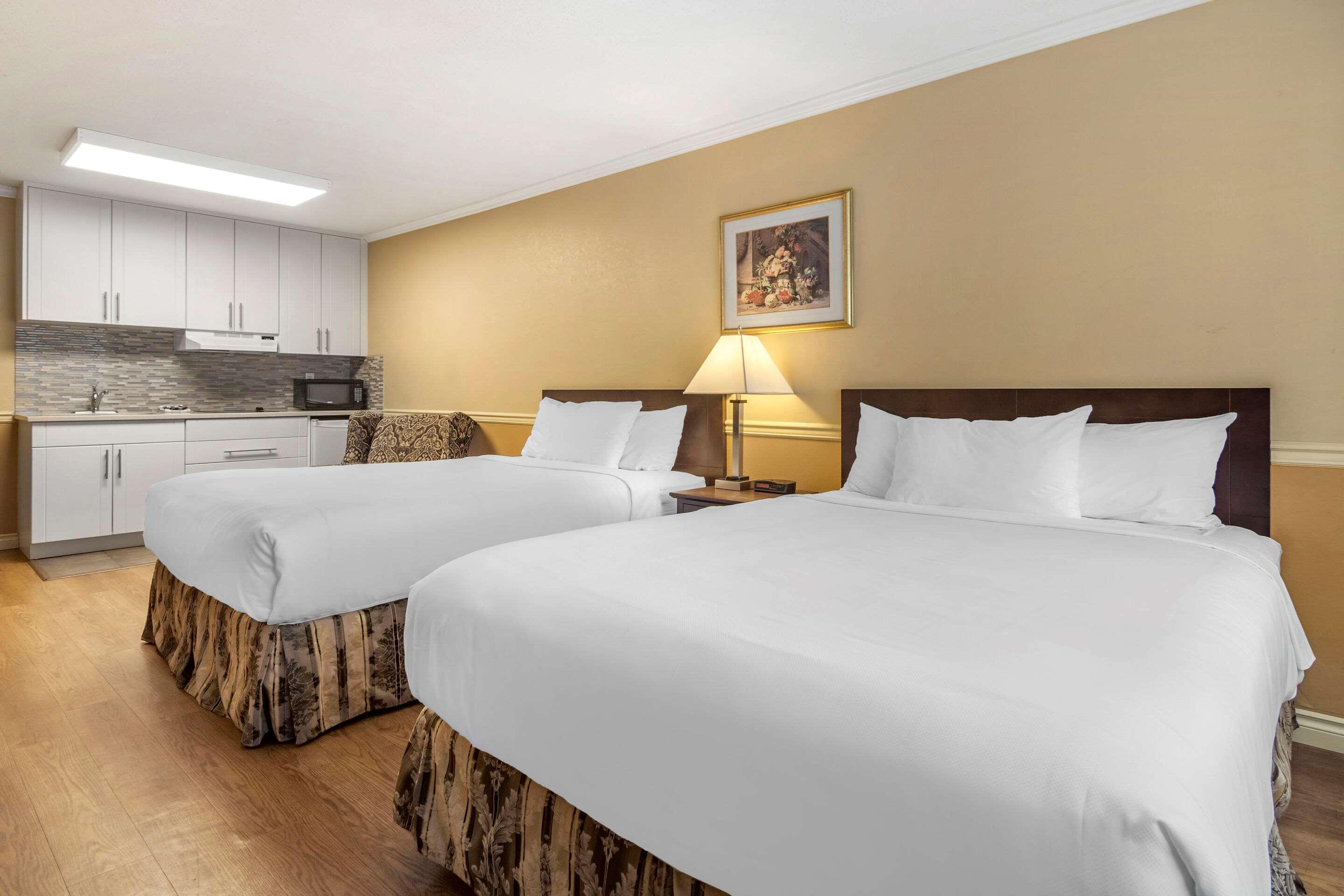 Econo Lodge Inn & Suites Kelowna Ngoại thất bức ảnh