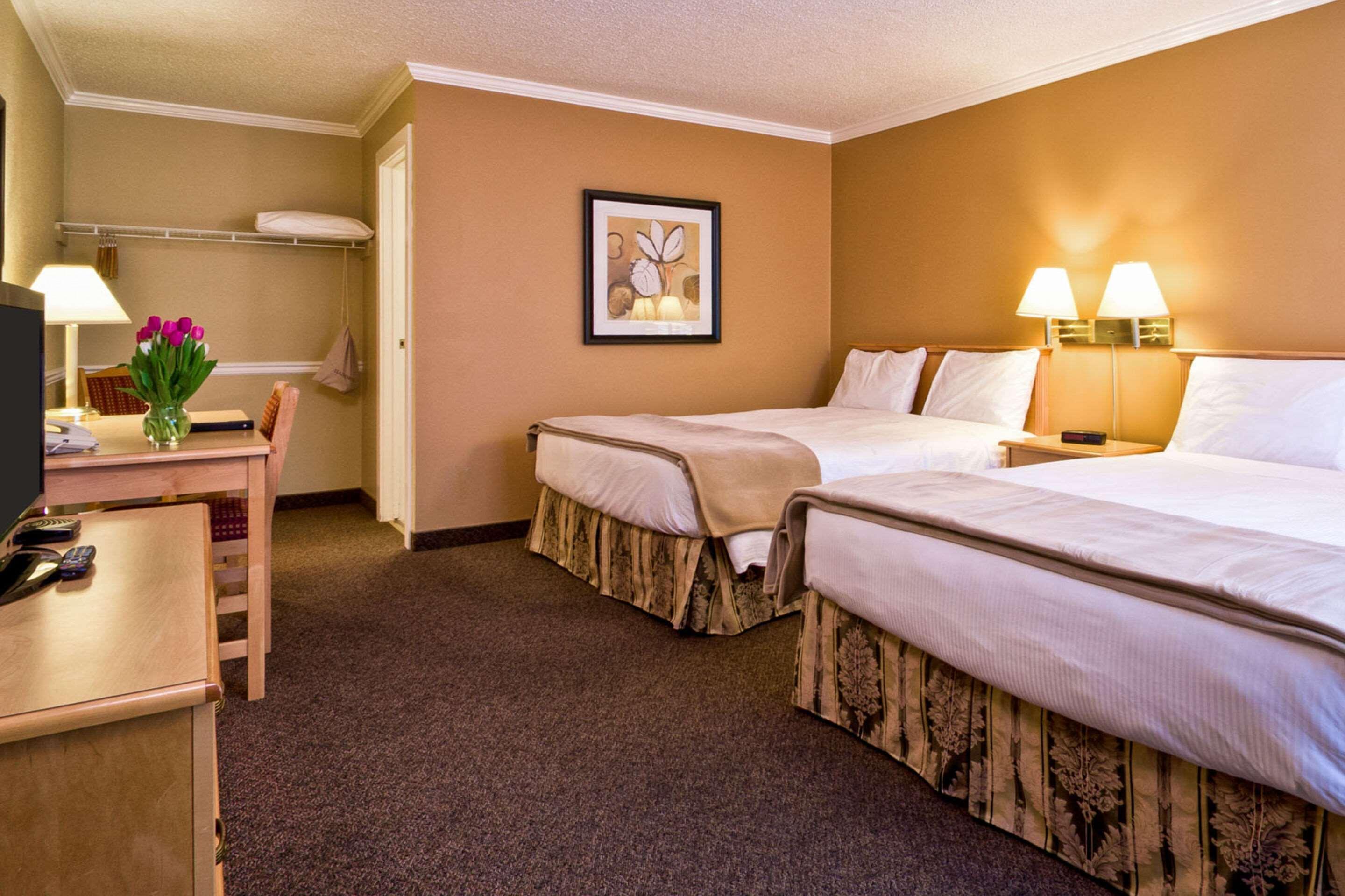 Econo Lodge Inn & Suites Kelowna Ngoại thất bức ảnh