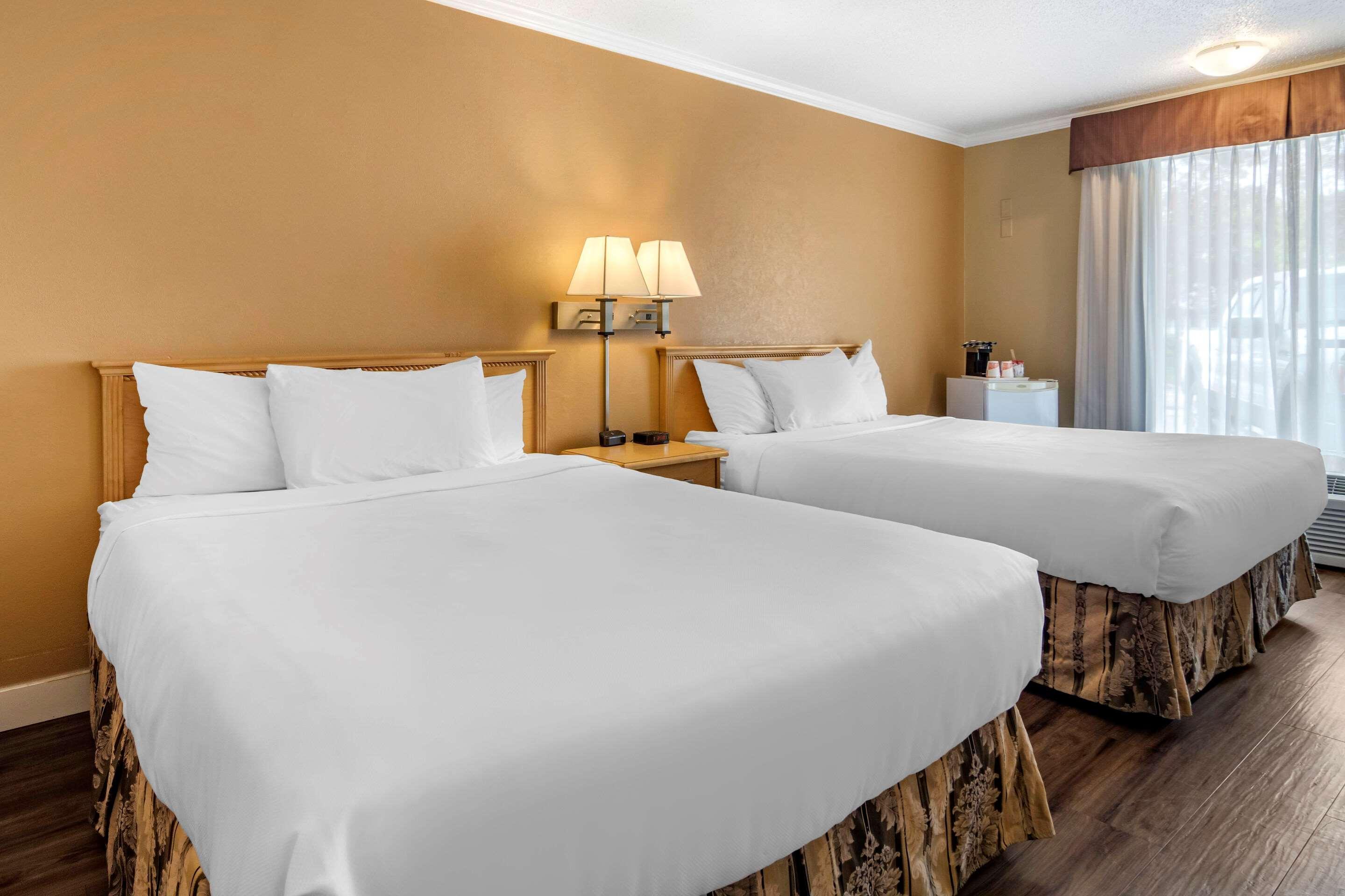 Econo Lodge Inn & Suites Kelowna Ngoại thất bức ảnh