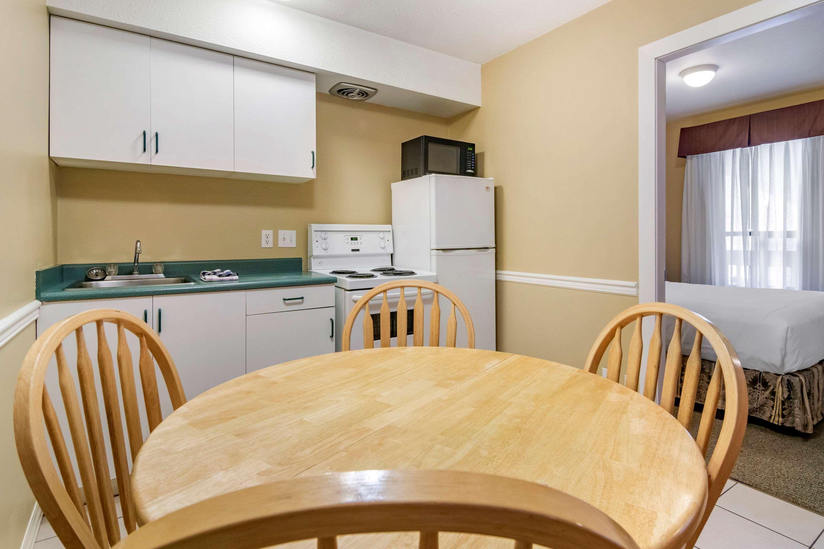 Econo Lodge Inn & Suites Kelowna Ngoại thất bức ảnh