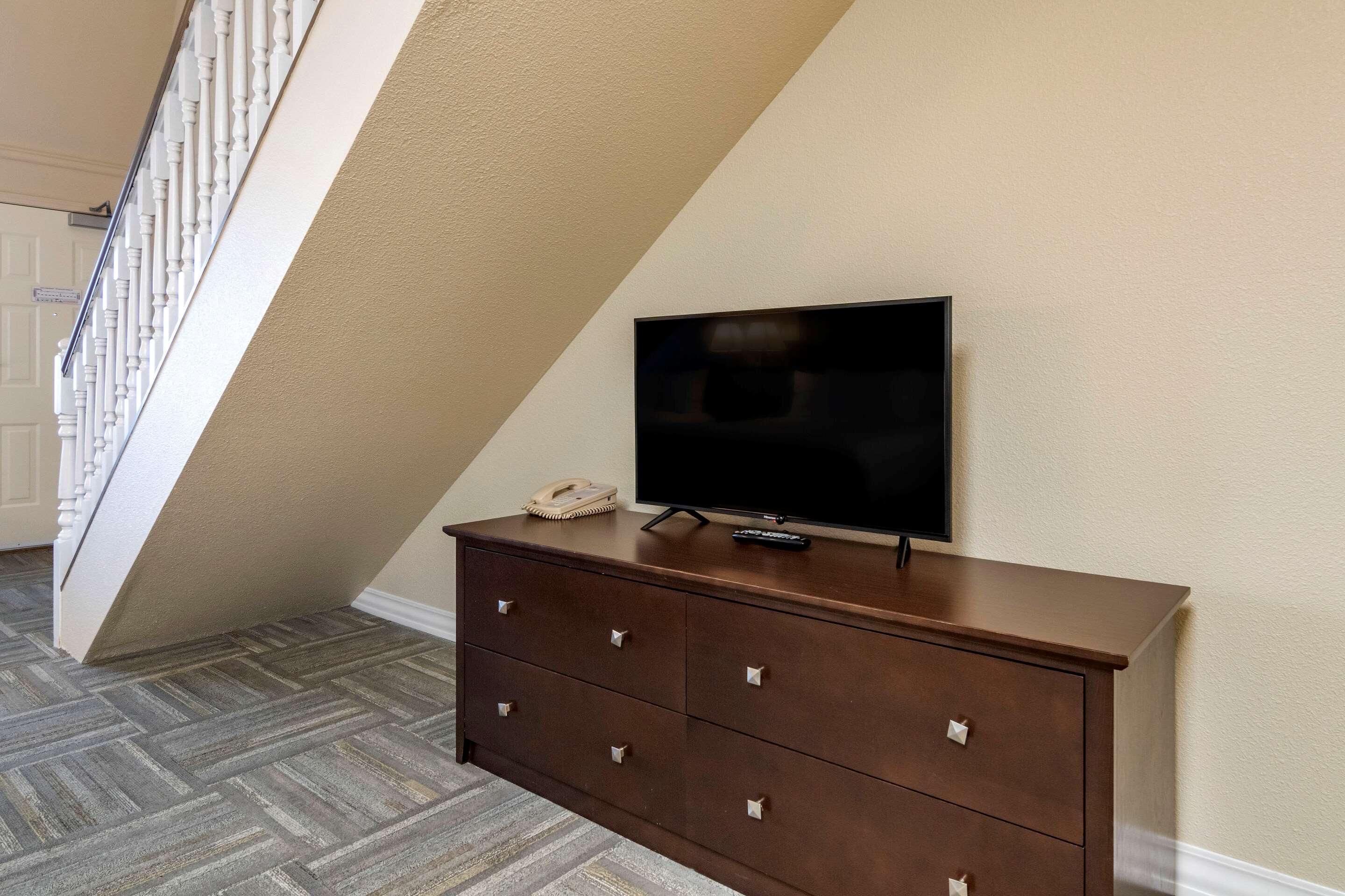 Econo Lodge Inn & Suites Kelowna Ngoại thất bức ảnh