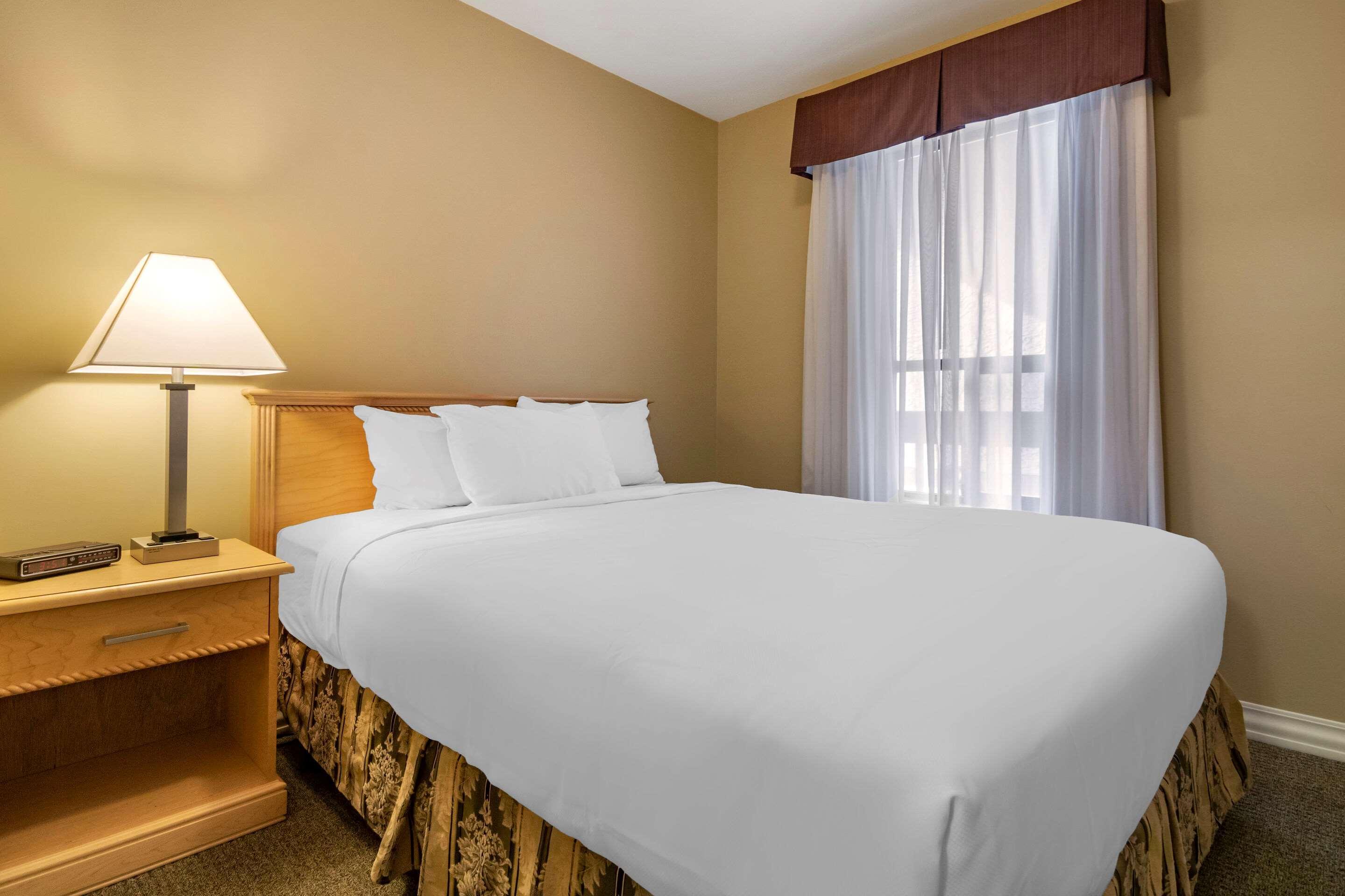 Econo Lodge Inn & Suites Kelowna Ngoại thất bức ảnh